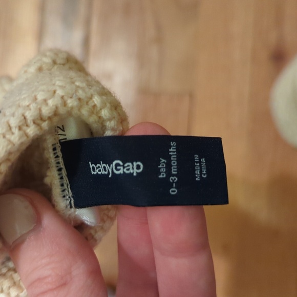 BabyGap 0-3 months cream booties - Picture 3 of 3